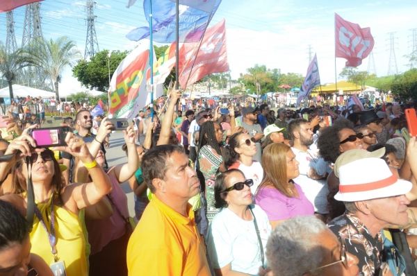 Trabalhadoras e trabalhadores, lideranças do movimento sindical e a população carioca chegaram cedo ao Parque de Madureira para a celebração do 1º de Maio