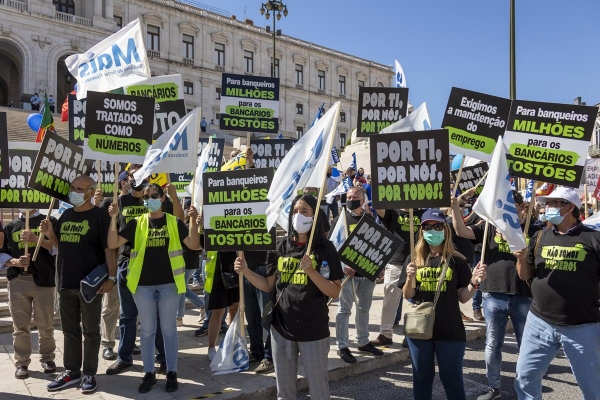 Bancários portugueses em greve contra demissões no Santander