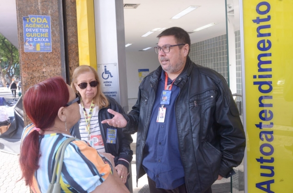 Alexandre Batista (D) durante uma atividade do Sindicato no Banco do Brasil: entidades sindicais convocam o funcionalismo a participarem das manifestações em resposta aos ataques da direção do banco contra os bancários