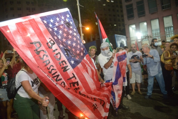 Manifestantes queimaram.a bandeira dos EUA em frente à embaixada do país, no Rio, em protesto contra os ataques do governo israelense e o apoio da Casa Branca à comtraofensiva israelense em Gaza