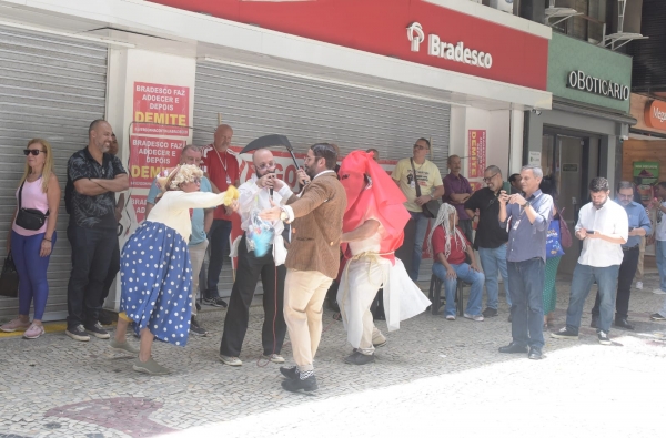 O Sindicato do Rio realizou mais uma manifestação em defesa do emprego e por melhores condições de trabalho para os bancários, além de um atendimento digno à população. A atividade contou com uma esquete teatral