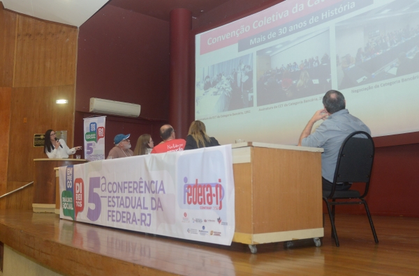 A economoista e técnica do Dieese Milena Alves defendeu a regulação do sistema financeiro e mostoru os impactos do avanço destas instituições no emprego da categoria bancária