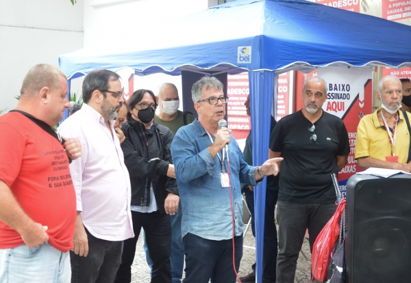 NA LUTA COM A CATEGORIA - Geraldo Ferraz, ao lado do presidente do Sindicato José Ferreira (E), em mais um protesto contra demissões, fechamento de agências e desrespeito aos clientes