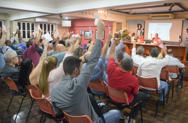 Momento da aprovação do balanço financeiro no auditório do Sindicato. Foto: Nando Neves.