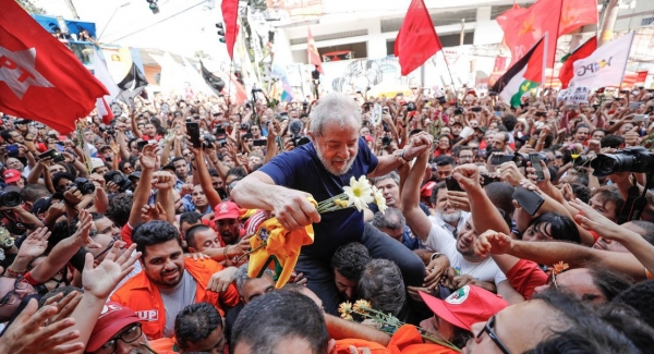 CARISMA INQUESTIONÁVEL - Lula e sua relação direta com o povo: poucos políticos na história do Brasil conseguiram tanta popularidade