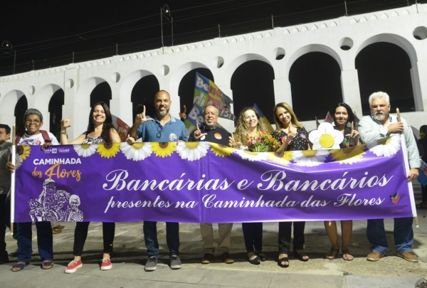 Dirigentes sindicais bancárias e bancários e funcionárias do Sindicato participaram da Caminhada das Flores, no Rio e ato na Lapa 