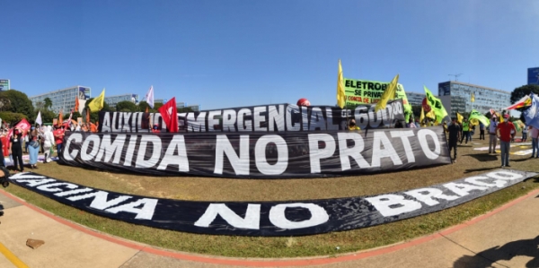 O movimento sindical fez um protesto simbólico, em Brasília, contra o desemprego, a fome e o descaso do Governo Bolsonaro com a pandemia da Covid-19, que já matou mais de 450 mil brasileiros e brasileiras 