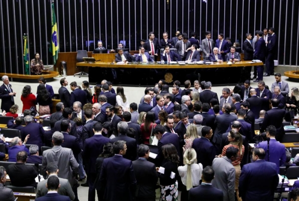 Bolsonaro usa na Câmara dos Ddeputados política do toma lá, dá, cá, para aprovar a reforma