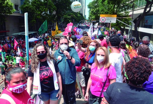 Brasileiros protestam contra  inflação, fome, desemprego e pelo impeachment de Bolsonaro