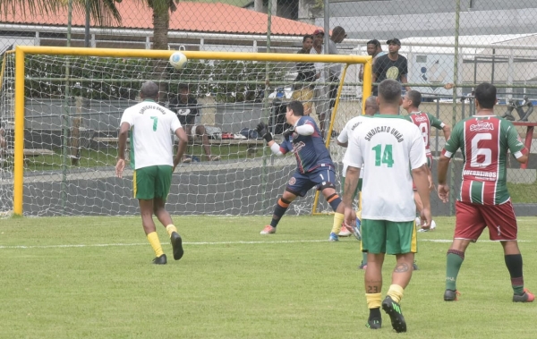 Geison dos Santos faz o primeiro gol do Sindicato, por cobertura. Foto: Nando Neves.
