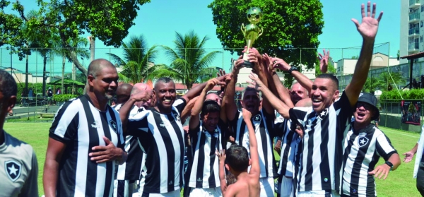 Pelo menos na Sede Campestre o alvinegro brilhou: Botafogo Master desbancou  o campeão Real União, no Veteranos, e foi campeão invicto. 