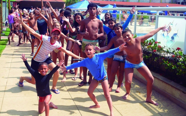 Crianças de todas as idades animadas para as brincadeiras que aconteceram também  na piscina da Sede Campestre. O bebê ficou impressionado com o tamanho do Incrível Hulk