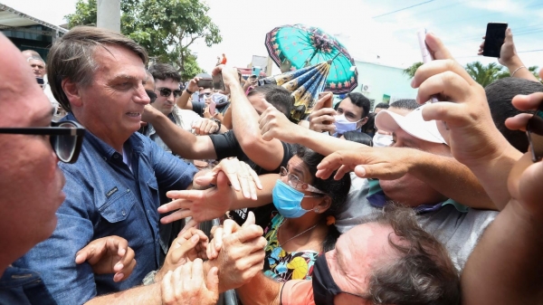 O MAU EXEMPLO QUE VEM DE CIMA - Bolsonaro, sem máscara, aglomera e coloca em risco populares, no Norte do Ceará