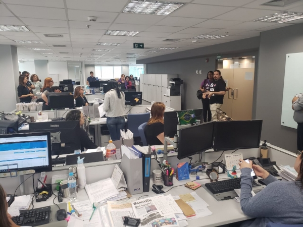 JUNTO COM A CATEGORIA - Dirigentes e delegados sindicais percorreram agências e as unidades da área-meio para dialogar com os empregados sobre as mudanças impostas pela direção da Caixa e o risco de privatização da empresa