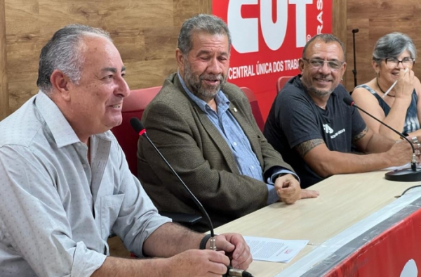 O presidente da CUT, Sérgio Nobre, o ministro Lupi, o secretário Donizeti da Silva e a secretária de Administração da Central, Aparecida Faria