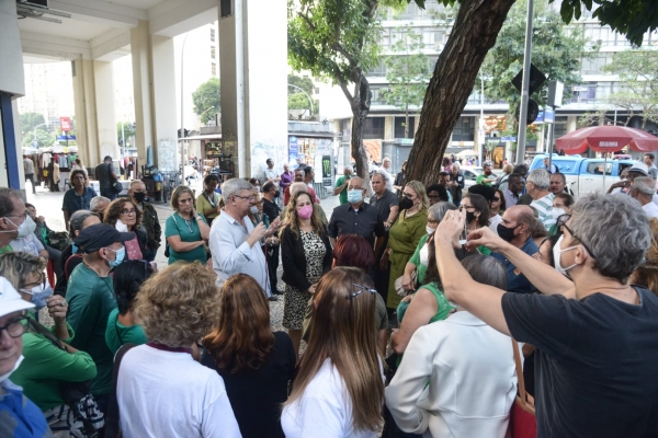 Ronald Carvalhosa, a vice do Sindicato Kátia Branco e Vera Luiza Xavier (de verde) com os banerjianos na mobilização na Alerj: a luta vai continuar