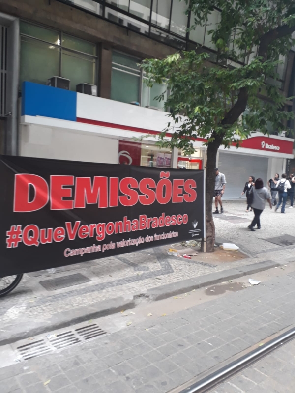 Faixas em várias regiões da cidade do Rio de Janeiro foram espalhadas em protesto contra o Bradesco, que não respeita os clientes e não valoriza os funcionários