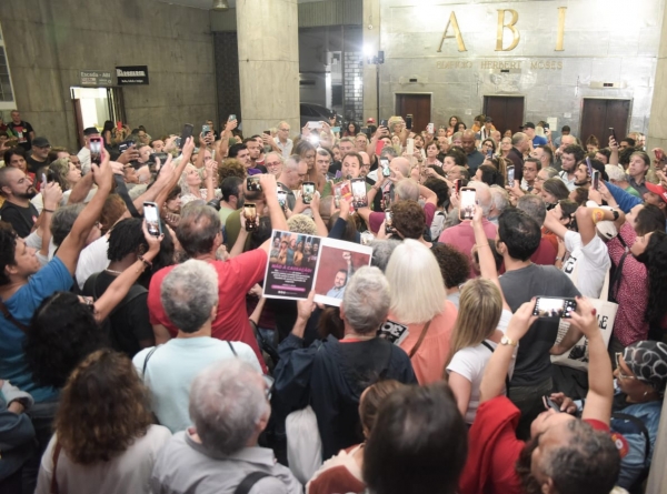 Uma multidão recebeu o deputado Glauber Braga (PSOL-RJ) na sede da ABI, em protesto contra a articulação do presidente da Câmara dos Deputados Arthur Lira (PP-AL) para cassar o mandado do parlamentar psolista