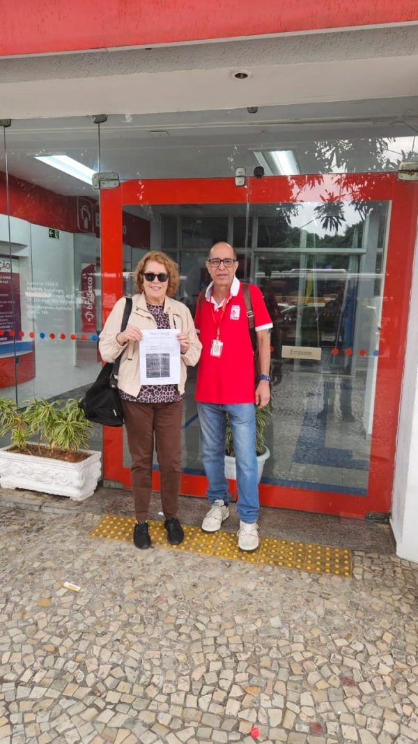 A bancária Rosa Maria e o diretor do Sindicato, Wanderlei Souza.