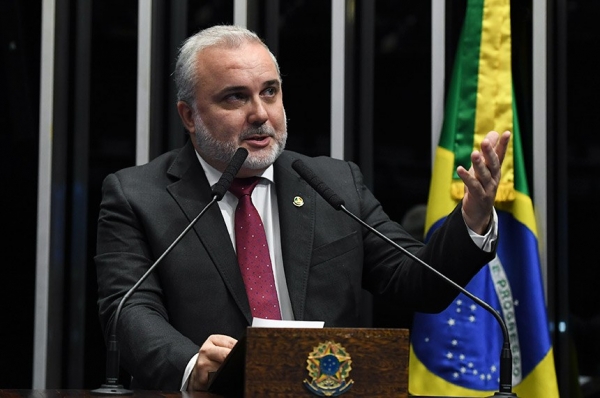 O senador Jean Paul Prates ( PT/RN) está preocupado com a redução de agências físicas no país e a demissão de bancários que prejudicam a população. Cerca de 42% dos municípios do país está sem uma única unidade bancária