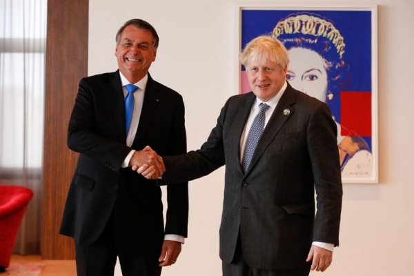 Jair Bolsonaro e Boris Jonhson, representantes da extrema-direita no mundo. O premier britânico deixa seu país em uma de suas piores crises e o governo é acusado de gastos excessivos do dinheiro público e casos de assédio sexual. As semelhanças não são meras coincidências 