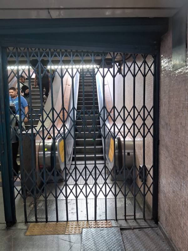 Escada rolante da estação Uruguaiana, na saída da Presidente Vargas: equipamento raramente funciona