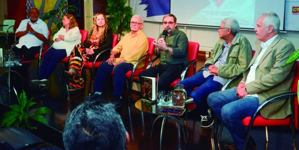 O presidente do Sindicato, Jos&eacute; Ferreira, e a vice, K&aacute;tia Branco, ao centro, apresentam os convidados