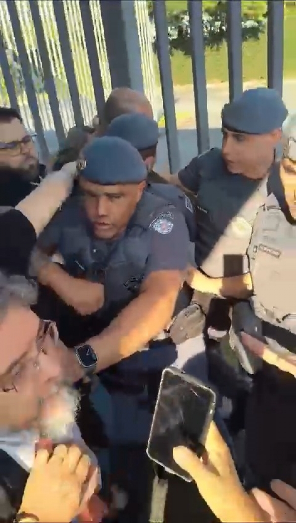 Policiais militares, acionados pelo Santander, agrediram dirigentes sindicais e funcionários do Banco em manifestação pacífica, em São Paulo