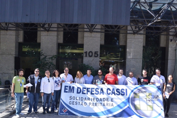 O PODER DA MOBILIZAÇÃO - Rita Mota (segunda, á direita) e demais dirigentes sindicais comemora a vitória, após uma forte campanha do Sindicato e dos funcionários do BB, pelo voto “não” à mudança estatutária da Cassi que a direção da empresa queria impor
