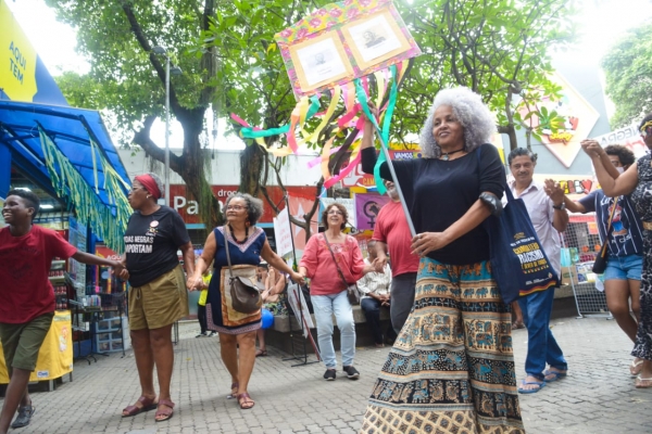 A diretora do Sindicato dos Bancários do Rio, Jô Araújo, durante o evento da Consciência Negra, no calçadão de Campo Grande: atos políticos, culturais e muito alegria