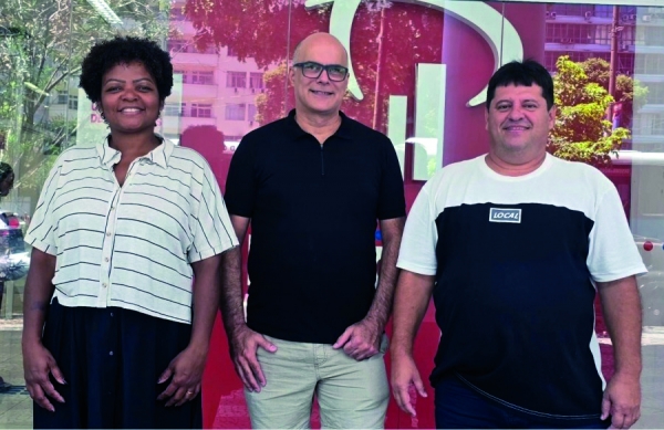  Julio Cesar, entre os diretores do Jur&iacute;dico, D&ecirc;nia Faria de Almeida e da Sa&uacute;de, Edelson Figueiredo. 