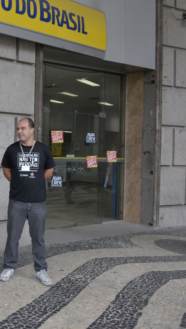 O diretor do Sindicato José Henrique criticou a direção do Banco do Brasil e o governo Bolsonaro pelo fechamento de agências físicas e a redução de postos de trabalho, que sobrecarregam os bancários que continuaram trabalhando nas unidades