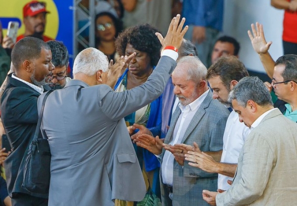 Pastores evangélicos, de denominações tradicionais e pentecostais oram por Lula. Em 14 anos de governo do PT cristãos nunca sofreram perseguição, apesar de fake news espalhadas pela campanha de Bolsonaro