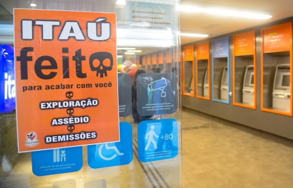 Protesto do Sindicato do Rio contra o fechamento de ag|ências e demissões no Itaú: luta vai ser intensificada após mais de mil demissões, a maioria em São Paulo