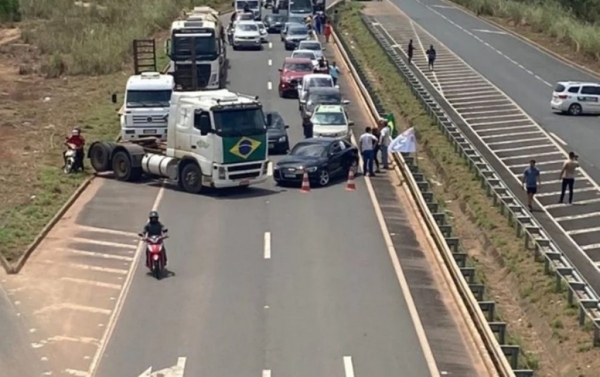 Bloqueio de estradas ocorreram em pelo menos 25 estados e no DF por bolsonaristas inconformados com a vitória de Lula e que pediem uma intervenção e a ditadura militar