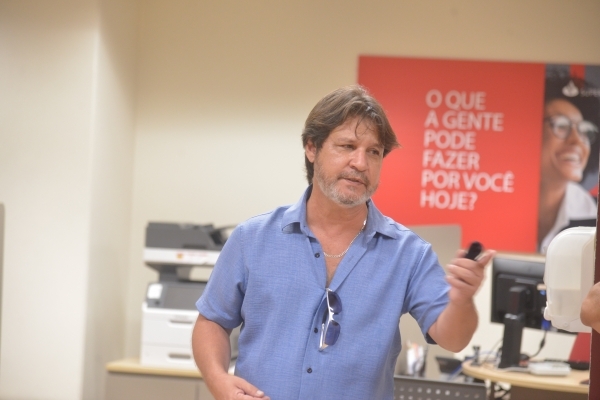O diretor do Sindicato Marcos Vicente criticou as terceirizações no Santander e disse que as entidades sindicais cobram negociação para garantir os empregos e direitos dos funcionários 