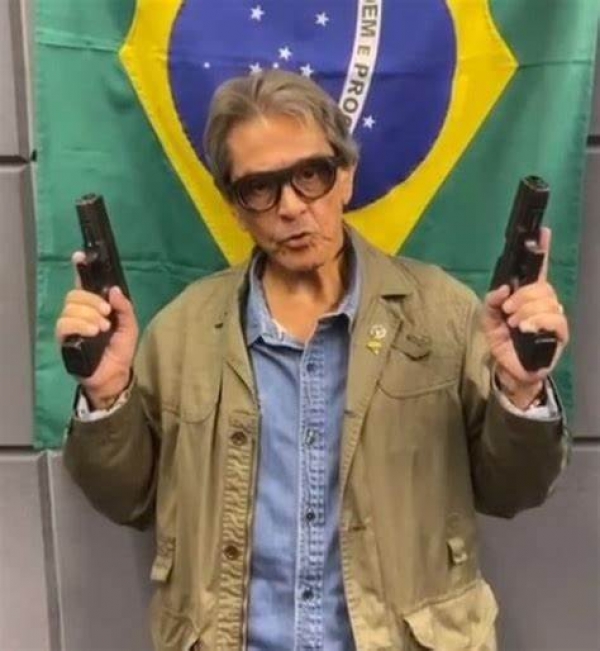 Roberto Jefferson, aliado de Jair Bolsonaro (PL) recebeu ordem de prisão à bala, atirando em policiais federais. Em seus vídeos, de armas na mão, o ex-deputado ataca as instituições democráticas 
