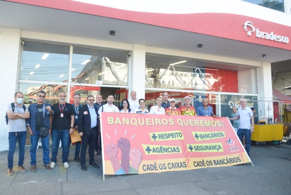 ESTAMOS NA LUTA - O Sindicato cobrou, na manifestação realizada em Madureira nos bancos públicos e privados, o fim das demissões e da extinção de agências físicas, além de melhores condições de trabalho e de saúde e a garantia de todos os direitos da categoria