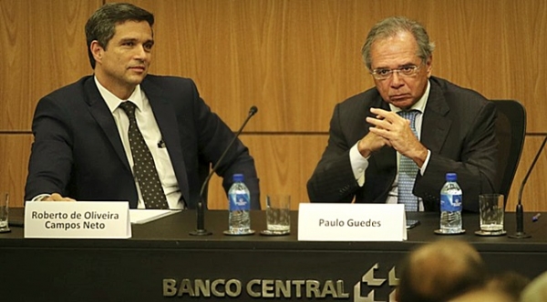 Roberto Campos Neto (ex-Santander) e Paulo Guedes (BTG Pactual): banqueiros entregam aos banqueiros o controle absoluto das políticas monetárias do Brasil