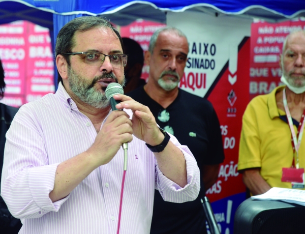 O presidente do Sindicato José Ferreira lembra que a garantia da PLR é uma conquista da categoria na campanha salarial 2022. Dirigentes sindicais realizaram caravanas nos bairros e no Centro durante todo o ano