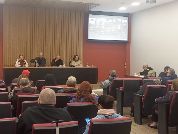 Fernanda Carísio (E), ex-presidenta do Sindicato dos Bancários do Rio de Janeiro, na Conferência Nacional dos Aposentados do Ramo Financeiro