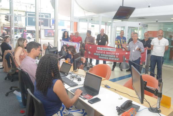 Diretores do Sindicato visitam agências denunciando desrespeito dos banqueiros com clientes e bancários. Foto: Nando Neves.