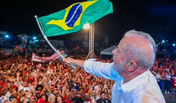 UM HOMEM PREDESTINADO - Lula é eleito presidente pela terceira vez para retomar a paz, garantir a democracia e o desenvolvimento econômico com justiça social. O povo devolveu o lugar que era dele desde 2018, quando foi injustamente impedido de se candidatar