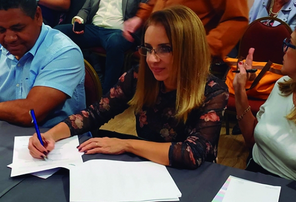 VALE À PENA LUTAR - A presidenta do Sindicato do Rio Adriana Nalesso assina o acordo com a Fenaban que garante os direitos dos bancários previstos na Convenção Coletiva de Trabalho 