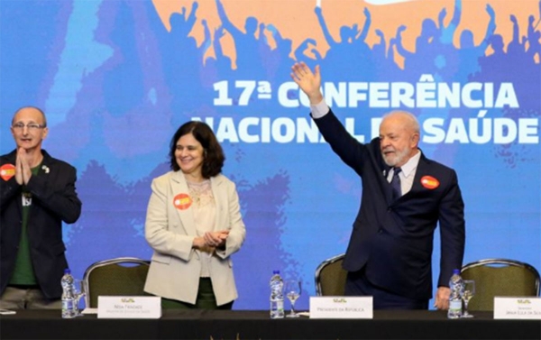 O presidente Lula e a ministra Nísia Trindade, na 17ª Conferência Nacional de Saúde. Foto: Agência Brasil.