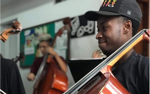 Segundo o maestro Márcio Salles, da Orquestra da Grota, o jovem violoncelista negro trabalhava na hora do crime a ele atribuído