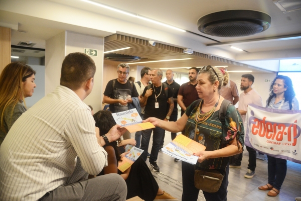 Maria Izabel, diretora  do Sindicato do Rio e representante da COE dialoga com os funcionários do Personalité, no Leblon, sobre a importância da organização de luta coletiva para a categoria enfrentar o fechamento de agências e demissões em função da novas tecnologias