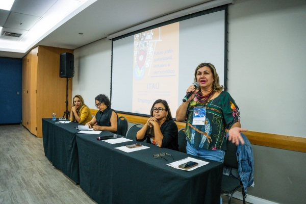 A diretora do Sindicato do Rio e coordenadora da COE do Itaú no Encontro Nacional: &quot;Tecnologia tem de ser para melhorar o serviço bancário e a vida do trabalhador, não para substituir o emprego das pessoas&quot;
