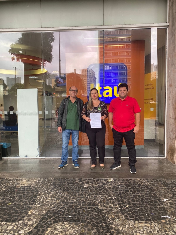 Nathalia Alves, a bancária reintegrada, entre os diretores Wanderlei Souza e Edelson Figueiredo