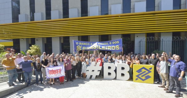 Funcionários do Banco do Brasil e dirigentes sindicais unidos na defesa da empresa pública e do Brasil contra os ataques da ultra-direita ao país 